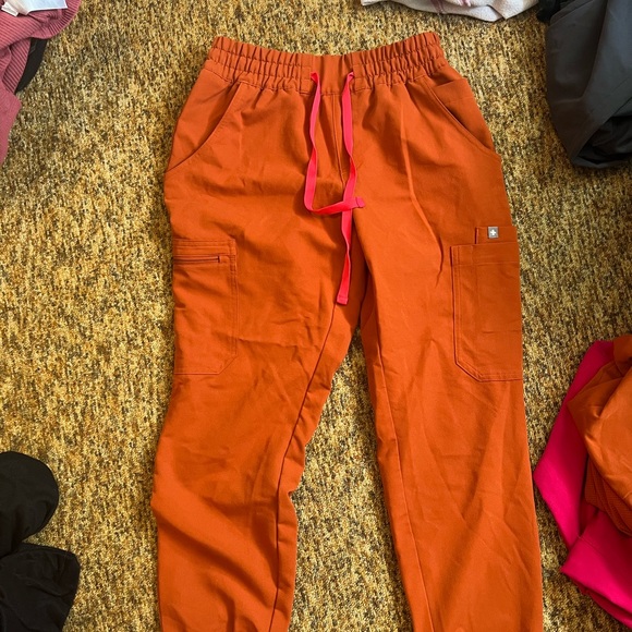 Figs Dirty Chai scrub set and waffle underscrub XS (XS petite bottoms) - Picture 3 of 8